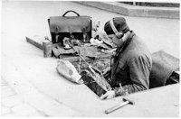 Ács Ferenc, a kaposvári Postahivatal 1. sz. Műszaki Fenntartási Üzem dolgozója kábel érpárok bővítését végzi a Sztálin (ma St. Imrte) utcában