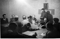 Csák Emil igazgató-tanító összefoglalja az eddig tanultakat a bonnyai pártszervezet Időszerű kérdések c. tanfolyamának 1959-60-as oktatási év végén